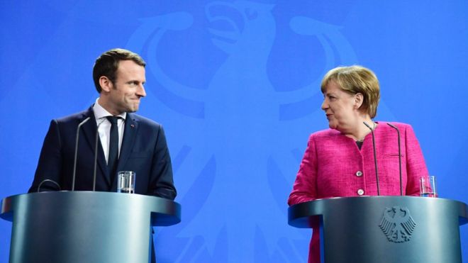 Макрон и Меркель обмениваются улыбками во время пресс-конференции