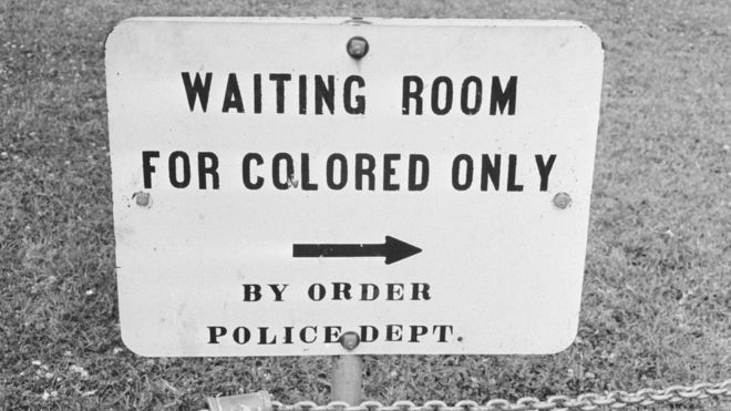 Знак в Джексоне, штат Миссисипи, на котором написано: «Зал ожидания только для цветных по приказу полицейского управления», 25 мая 1961 года.