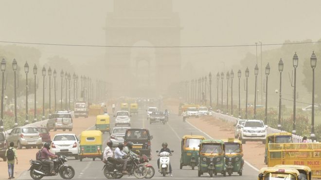 Вид на Ворота Индии, окутанные дымкой в ​​Раджпате, 13 июня 2018 года в Нью-Дели, Индия
