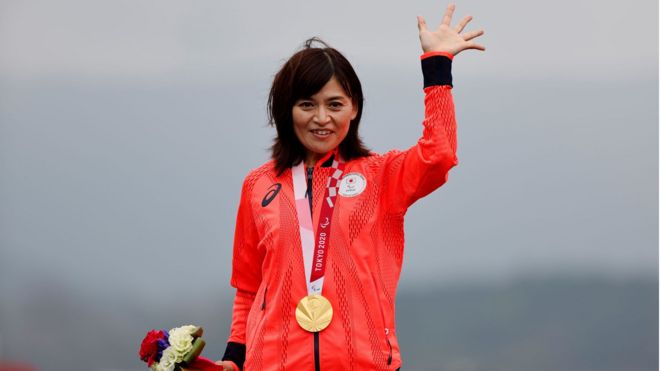Tokyo 2020 Paralympic Games - Cycling Road - Women's C1-3 Time Trial - Medal Ceremony - Fuji International Speedway, Shizuoka, Japan - August 31, 2021. Gold Medallist Keiko Sugiura of Japan waves on the podium REUTERS/Issei Kato
