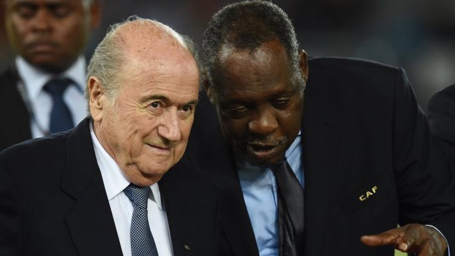 Президент ФИФА Зепп Блаттер слушает президента Конфедерации футбола Африки Иссу Хаяту (справа) во время финального футбольного матча Кубка наций 2015 года между Кот-д'Ивуар и Ганой в Бате 8 февраля 2015 года.