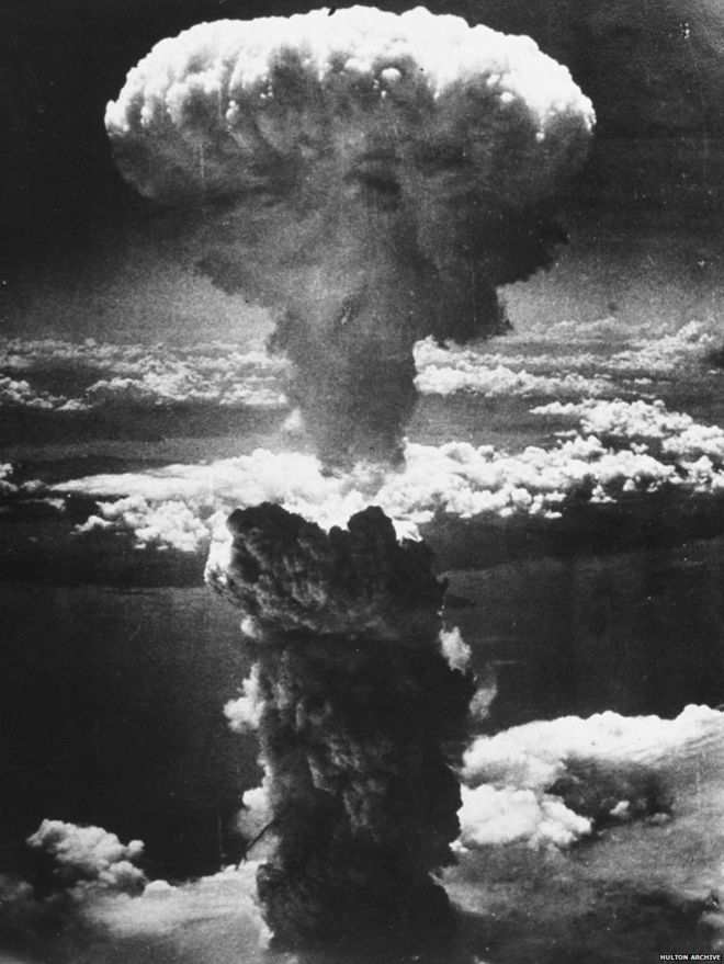 Плотный столб дыма поднимается на более чем 60 000 футов в воздух над японским промышленным портом Нагасаки, созданным в результате атомной бомбы, второй из когда-либо использовавшихся в боевых действиях 8 августа 1945 года, из американской Superfortress ВВС США B-29.