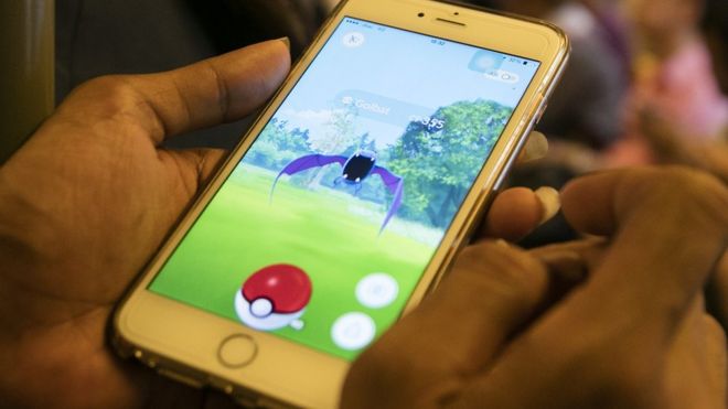 Pokemon Go отображается на смартфоне