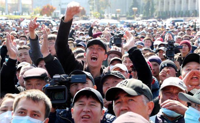Протестующие собираются во время митинга с требованием импичмента президенту Кыргызстана Сооронбая Жээнбекова на центральной площади Ала-Тоо в Бишкеке, Кыргызстан, 7 октября 2020 г.