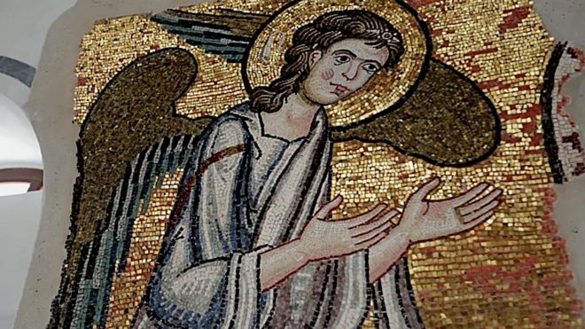 El mosaico de un ángel descubierto recientemente bajo el yeso de la Iglesia de la Natividad, en Belén