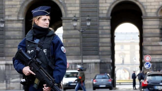 Вооруженный полицейский в центре Парижа