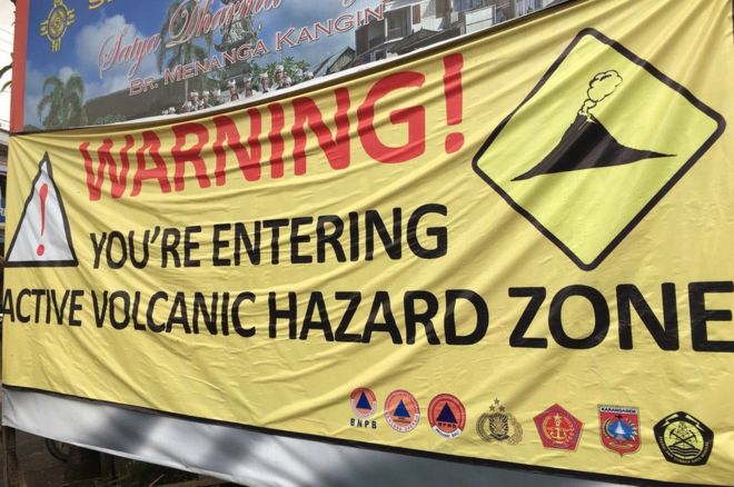 Предупреждающий знак на подходе к горе Агунг