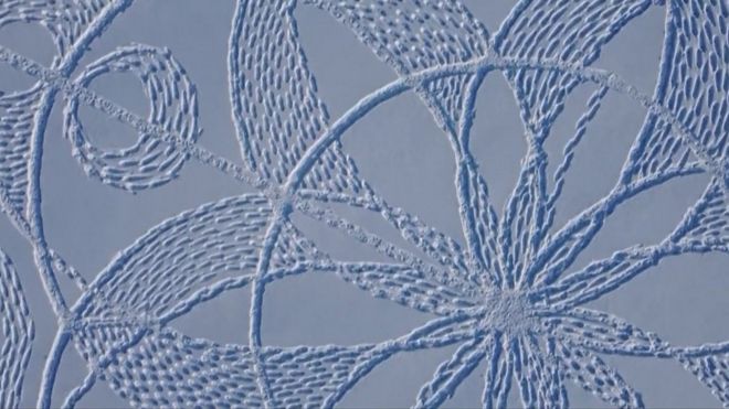 Arte feita com passos na neve