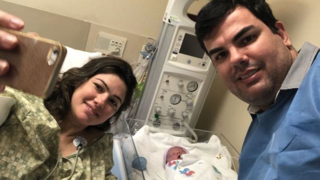 Thiago Panes e Miriane Becker tirando foto com filho recém-nascido