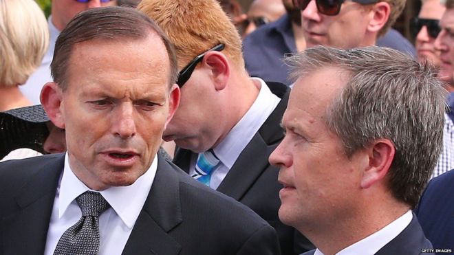 Премьер-министр Австралии Тони Эбботт (слева) и достопочтенный Билл Шортен покидают похоронную службу Филиппа Хьюза 3 декабря 2014 года в Максвилле, Австралия.
