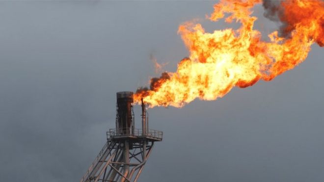 Факел на нефтяной платформе