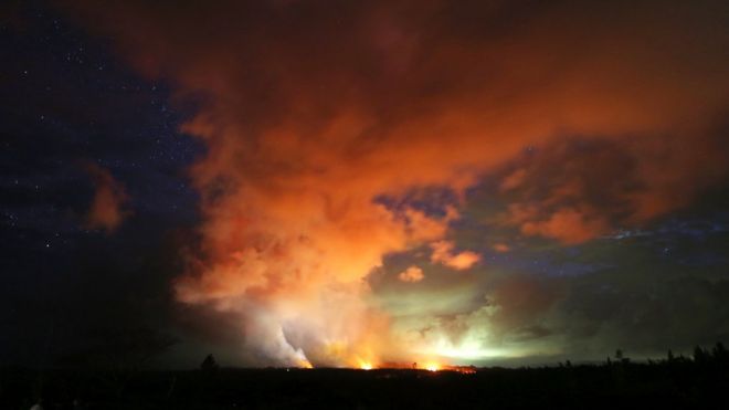 15 мая. Лава от активных трещин освещает вулканические газы вулкана Килауэа среди звезд на Большом острове Гавайев 15 мая 2018 года в Национальном парке вулканов Гавайи на Гавайях.