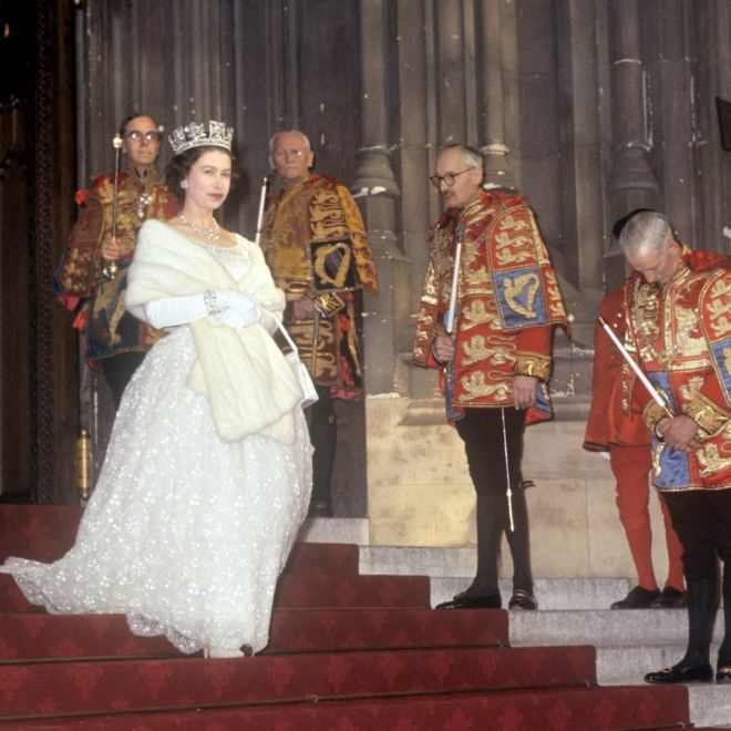 Королева Елизавета II уходит после государственного открытия парламента