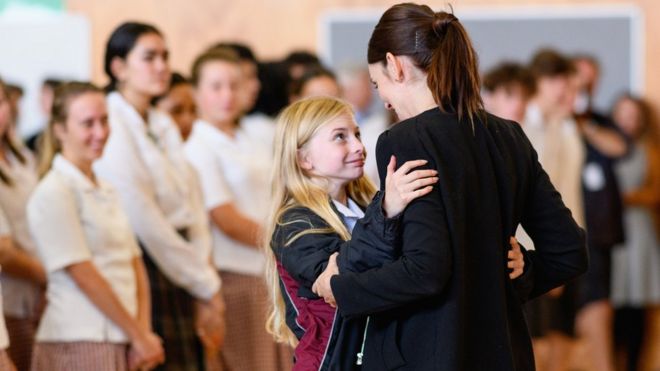 Премьер-министр Новой Зеландии Джасинда Ардерн обнимает ученика во время ее визита в среднюю школу кашемира 20 марта 2019 года в Крайстчерче