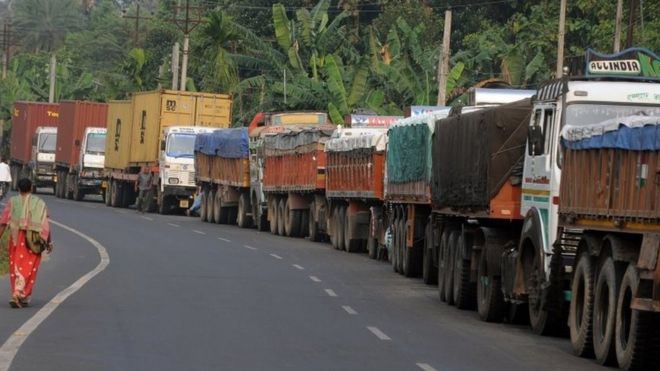 Индийские грузовики, загруженные товарами, замечены на стоянке возле границы между Индией и Непалом в Панитанки (5 ноября 2015 г.)