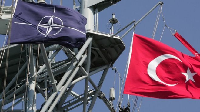 NATO ve Türkiye bayrakları