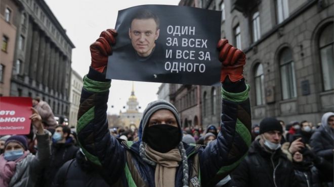 Un manifestant tient une affiche sur laquelle on peut lire "Un pour tous et tous pour un", lors d'une manifestation non autorisée de soutien au leader de l'opposition russe et blogueur Alexei Navalny