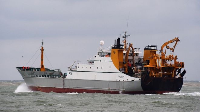 Корабль Фрэнка Бонефааса покидает порт Эймёйден