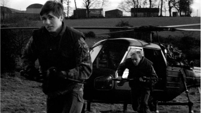 Британские солдаты патрулируют на ирландской границе в 1977 году