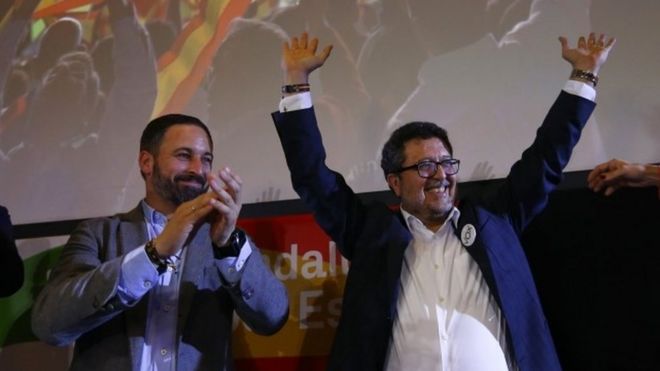 Крайне правый лидер партии VOX в Испании Сантьяго Абаскал и региональный кандидат Франциско Серрано празднуют результаты после андалузских региональных выборов в Севилье