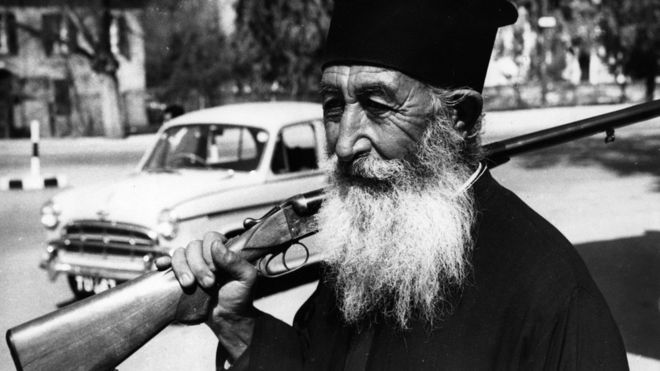 Вооруженный греческий киприотский священник, изображенный в 1964 году