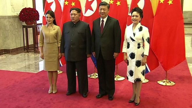 Kim Jong-un y Xi Jinping con sus respectivas esposas