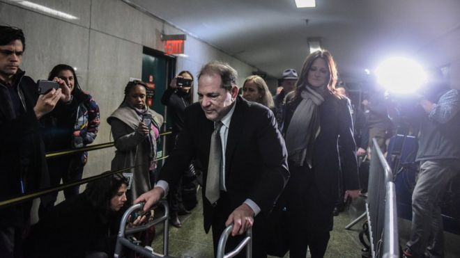 Харви Вайнштейн выходит из зала уголовного суда Нью-Йорка 8 января
