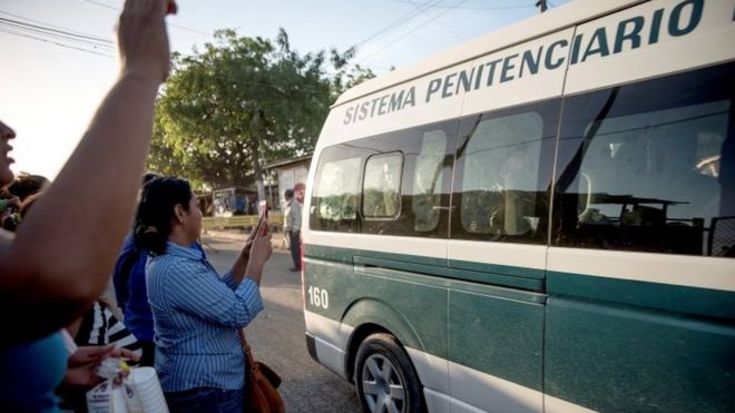 Люди реагируют на то, как автобус, перевозящий сторонников оппозиции, которых считают политическими заключенными, покидает тюрьму за несколько часов до того, как правительство и лидеры оппозиции должны были возобновить переговоры, в Манагуа, Никарагуа, 27 февраля 2019 года.