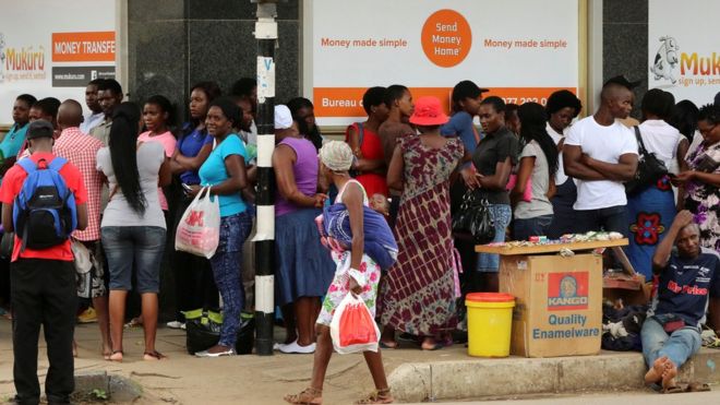 Люди стоят в очереди, чтобы вывести деньги из банка в Хараре, столице Зимбабве - 2017