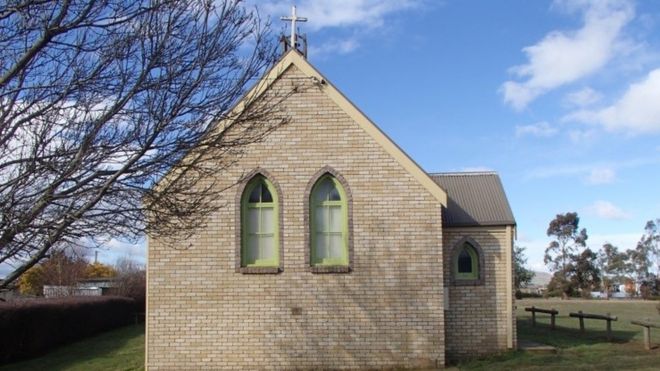 Св Освальдс в Тунбридже, одна из англиканских церквей, которая будет продаваться в Тасмании