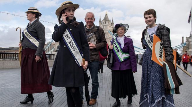 Женщины в костюмах Suffragette в Лондоне 5 марта 2017 года