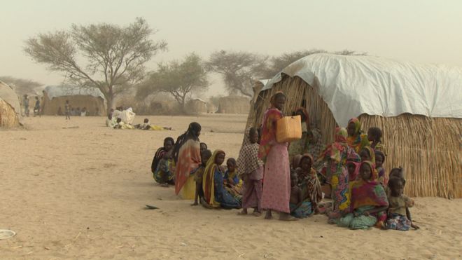 Чадцы, живущие во временных лагерях на озере Чад