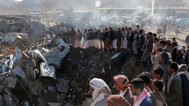 Yemen'deki Saada vilayetinin Sahar bölgesinde vurulan pazar yeri ve toplanan insanlar