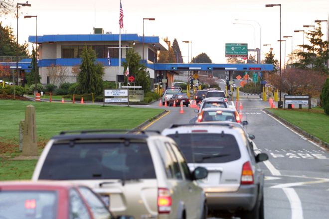 Автомобили выстраиваются в линию для въезда в Соединенные Штаты на пограничном переходе между Блейном, штат Вашингтон и Уайт-Роком, Британская Колумбия, 8 ноября 2001 года в Уайт-Роке, Британская Колумбия.