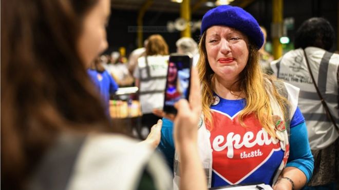 Женщина в центре подсчета голосов на ирландском референдуме по абортам