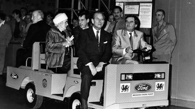 Принц Филипп совершает экскурсию по заводу в 1986 году