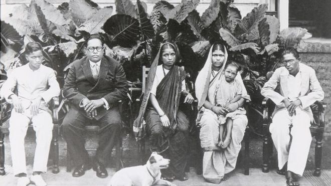 Доктор Амбедкар, второй слева, со своей семьей в Мумбаи