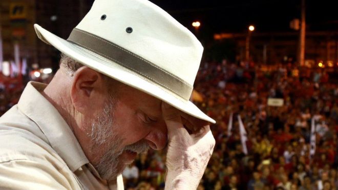 Fotografía de Lula ante una multitud.