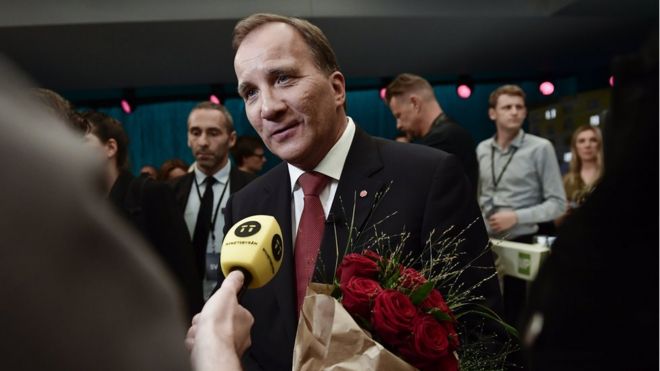 Премьер-министр Швеции Стефан Лофвен беседует с прессой, неся красные розы, после теледебатов 7 сентября 2018 года