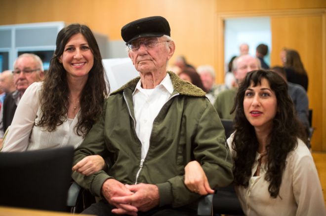 Пережившего Холокост Джошуа Кауфмана (C) сопровождают его дочери Рэйчел (L) и Александра, когда он присутствует на судебном процессе против бывшего охранника Освенцима в суде в Детмольде, западная Германия, 13 мая 2016 года.