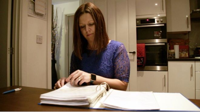 Кэти Кендрик просматривает документы