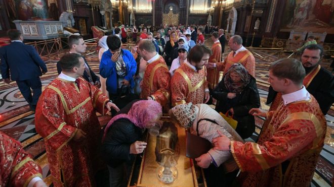 Русские православные верующие выстраиваются в очередь, чтобы поцеловать мощи святителя Николая в Храме Христа Спасителя в Москве