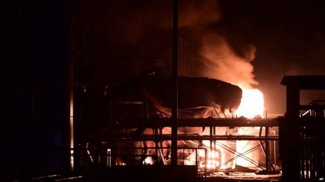 Огонь горит на заводе Shandong Runxing Chemical Technology Co после взрыва в Цзыбо, провинция Шаньдун 23.08.2015
