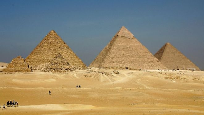Три большие пирамиды Менкаур (L), Хефрена (C) и Хуфу являются одними из крупнейших туристических достопримечательностей Египта