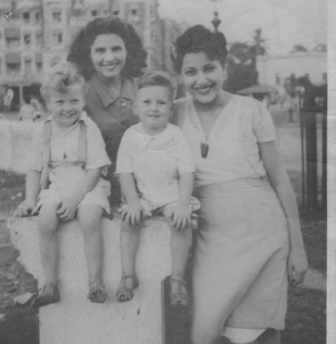 Гилберт Норман Притчард Кэнн (R) со своим покойным старшим братом Майклом и сестринскими коллегами их матери