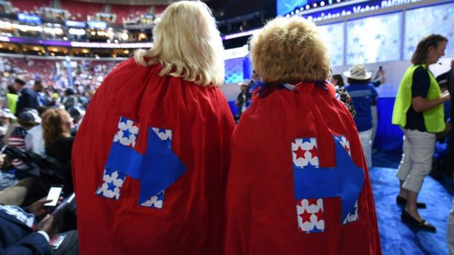 Сторонники Хиллари Клинтон с накидками с ее логотипом