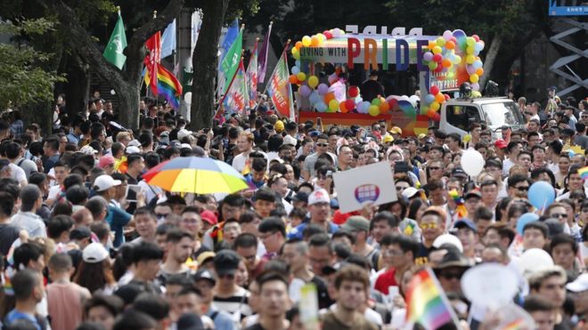 Люди участвуют в ежегодном марше прайда в Тайбэе