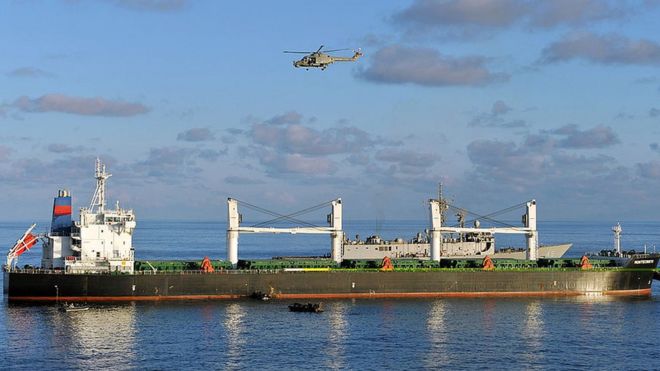 RFA Fort Victoria отвечает на призывы помочь пиратскому итальянскому торговому кораблю MV Montecristo