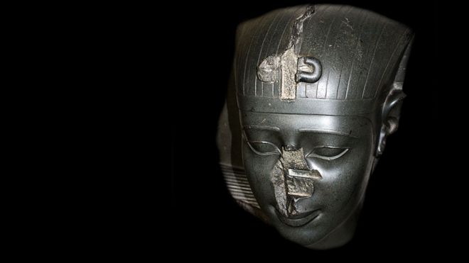 cabeza de una estatua de un rey de la Trigésima Dinastía, alrededor del 370 a.C. sin nariz