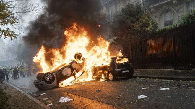 Fires burn as protesters clash with riot police during a 'Yellow Vest' demonstration near the Arc de Triomphe on December 1, 2018 in Paris, France.